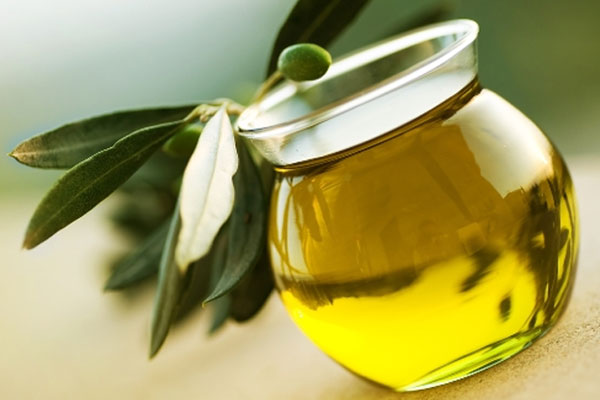 شرب زيت الزيتون شرب زيت الزيتون