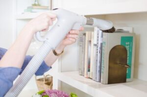 تنظيف المنزل من الغبار تنظيف المنزل من الغبار